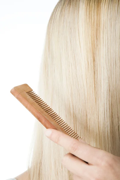 Mujer rubia cepillándose el pelo —  Fotos de Stock