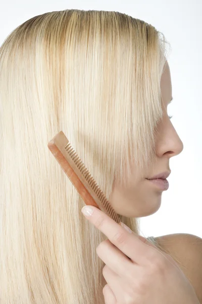Sarışın kadın saçları fırçalama — Stok fotoğraf