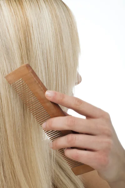 Ξανθιά γυναίκα βούρτσισμα τα μαλλιά — Φωτογραφία Αρχείου