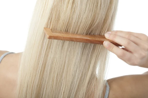 Sarışın kadın saçları fırçalama — Stok fotoğraf