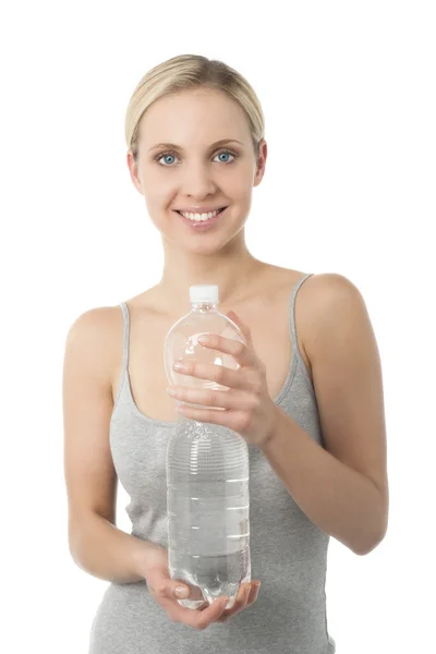 Mladá žena drží láhev vody — Stock fotografie