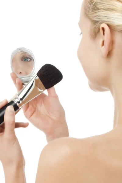 Mujer con pincel de polvo y espejo — Foto de Stock