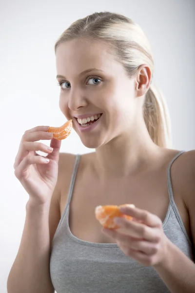오렌지 먹는 아름 다운 여자 — 스톡 사진