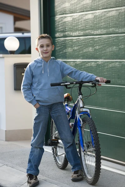 Маленький мальчик с велосипедом — стоковое фото