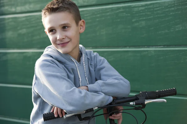 Kis fiú kerékpár — Stock Fotó