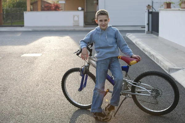 Lille pojken med cykeln — Stockfoto