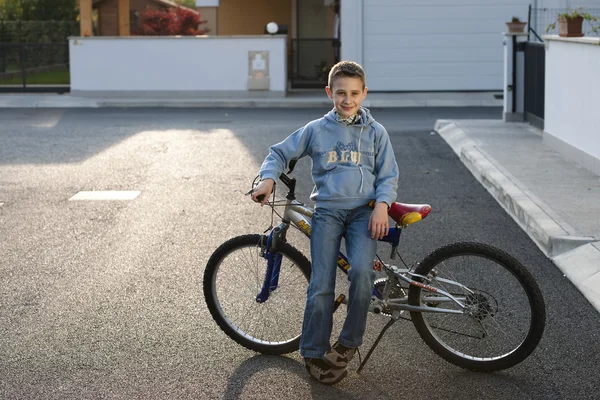 Küçük çocuk bisikleti ile — Stok fotoğraf