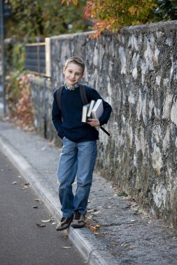 Okul çocuğu dışarıda.