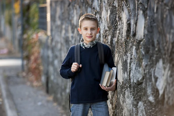 Iskolásfiú a szabadban — Stock Fotó