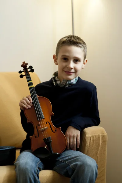 小男孩与他的小提琴 — 图库照片