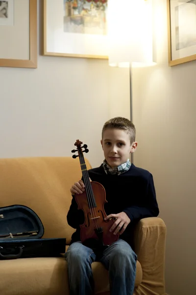 Giovane ragazzo con il violino — Foto Stock