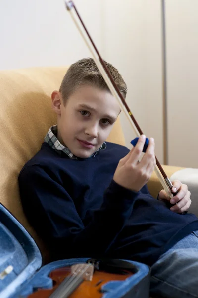Молодий хлопчик зі скрипкою — стокове фото