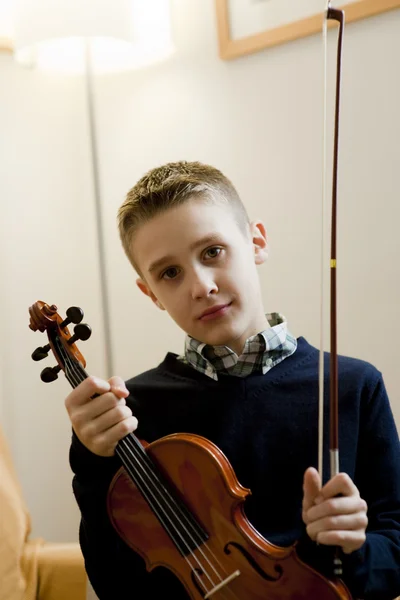 Niño con su violín — Foto de Stock