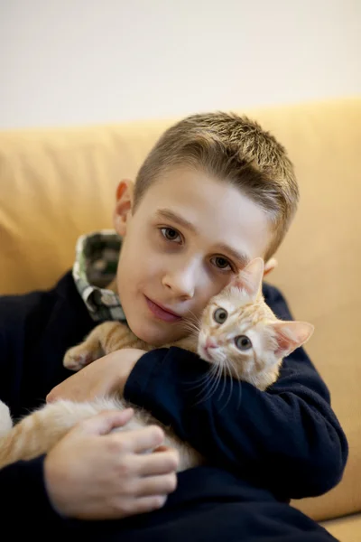 Liten pojke med katt — Stockfoto