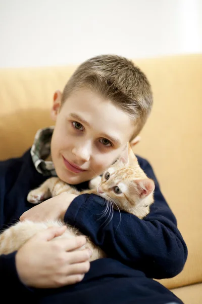 Kleine jongen met kat — Stockfoto