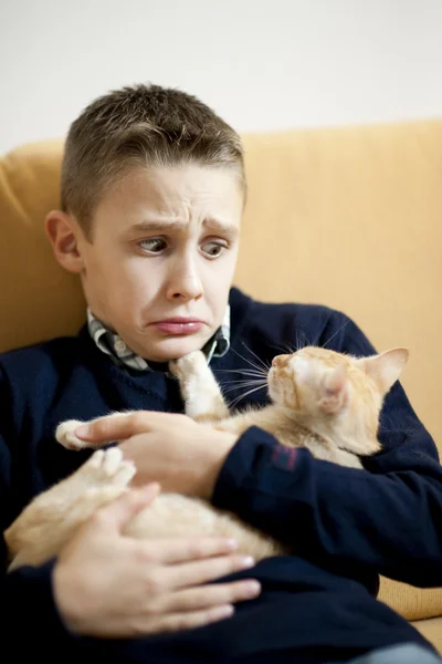 Μικρό αγόρι με γάτα. — Φωτογραφία Αρχείου