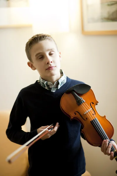 若い男の子演奏ヴァイオリン — ストック写真