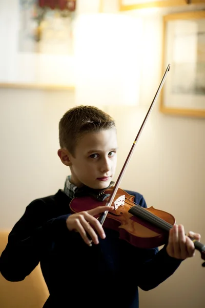 Jonge jongen spelen viool — Stockfoto