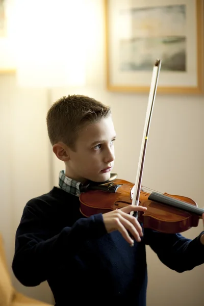Young boy playing violin — Stock Photo, Image