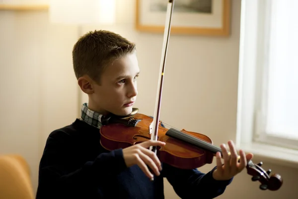 年轻的男孩演奏小提琴 — 图库照片