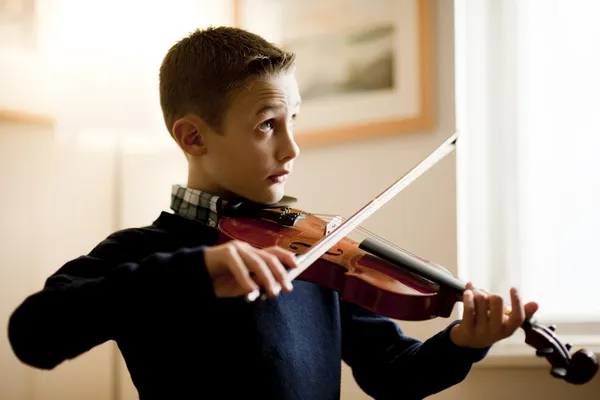 Giovane ragazzo che suona il violino — Foto Stock