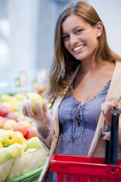 Jonge vrouw in supermarkt — Stockfoto