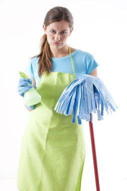 yorgun kadın temizlik yapıyor