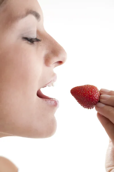 Schönheit isst Erdbeere — Stockfoto