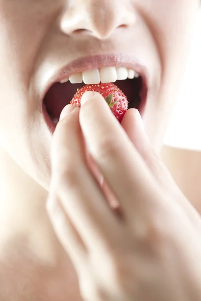 Ομορφιά τρώει φράουλα — Φωτογραφία Αρχείου