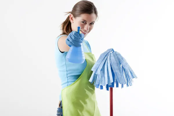 Femme au foyer folle prête à se battre avec la bouteille de pulvérisation et la vadrouille — Photo