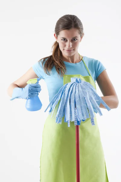 Femme au foyer folle prête à se battre avec la bouteille de pulvérisation et la vadrouille — Photo
