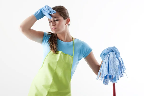 Κουρασμένος γυναίκα που κάνει τον καθαρισμό — Φωτογραφία Αρχείου
