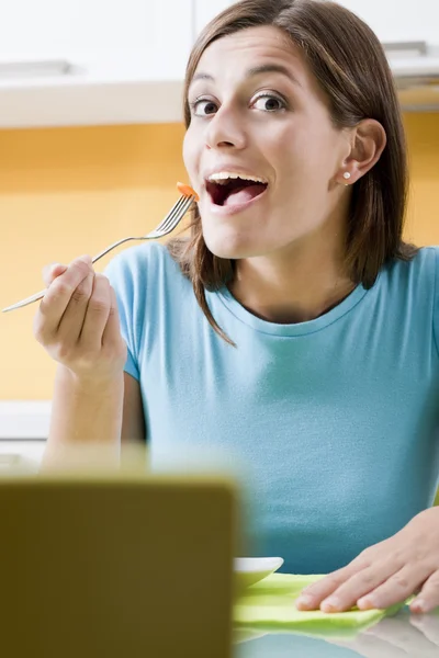 Mulher feliz Comer — Fotografia de Stock