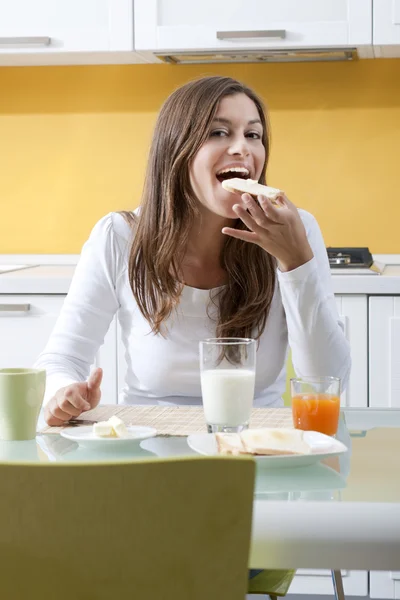 Mutlu bir kadın kahvaltı yapıyor — Stok fotoğraf