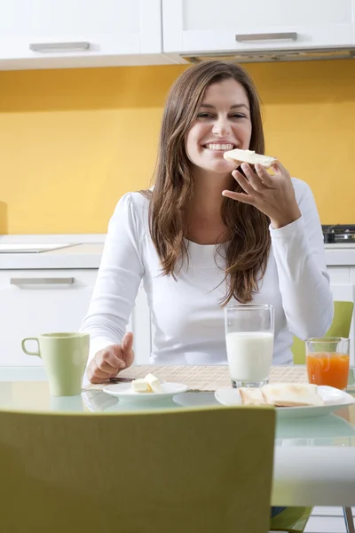 Ευτυχισμένη γυναίκα κάνει πρωινό — Φωτογραφία Αρχείου