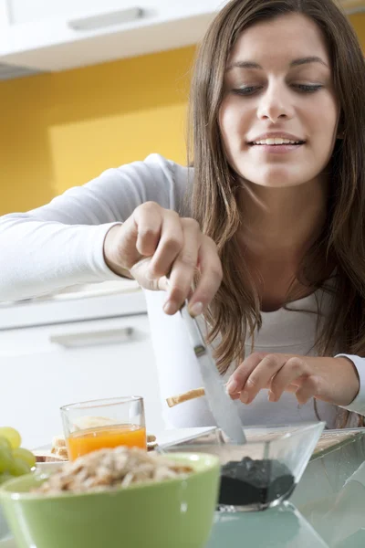 Mulher feliz fazendo café da manhã — Fotografia de Stock