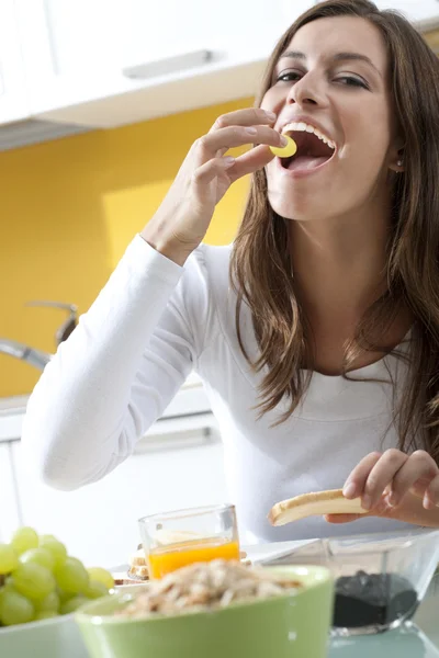 Glückliche Frau beim Frühstück — Stockfoto