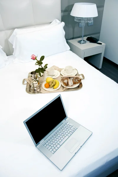 Ξενοδοχείο πρωινό και φορητό υπολογιστή — Φωτογραφία Αρχείου