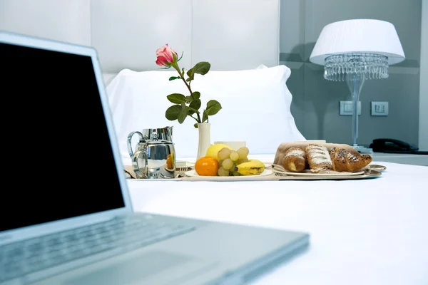 Hotelfrühstück und Laptop — Stockfoto