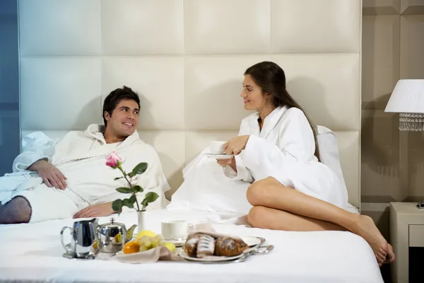Relaxed Couple in Bed — Stock Photo, Image