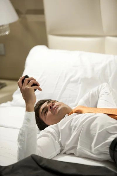 Empresário cansado deitado na cama — Fotografia de Stock