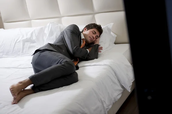 Επιχειρηματίας που κοιμάται στο υπνοδωμάτιό ξενοδοχείο — Φωτογραφία Αρχείου