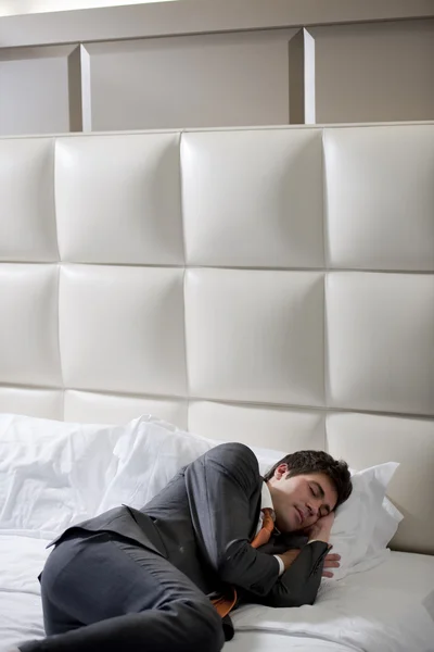 Pengusaha Asleep Di Hotel Kamar Tidur — Stok Foto