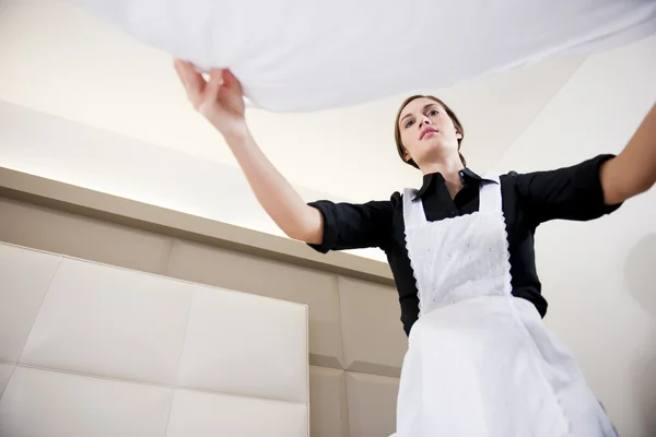 Maid Making Bed — Stock Photo, Image