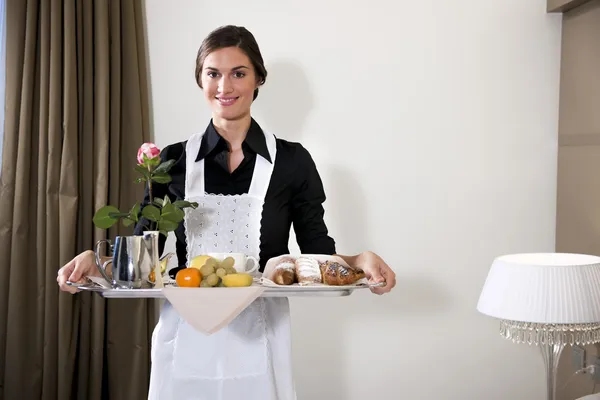 Glückliches Dienstmädchen mit Frühstückstablett — Stockfoto