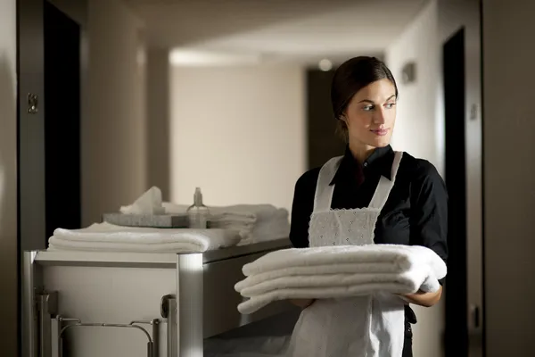 Femme de ménage au travail — Photo