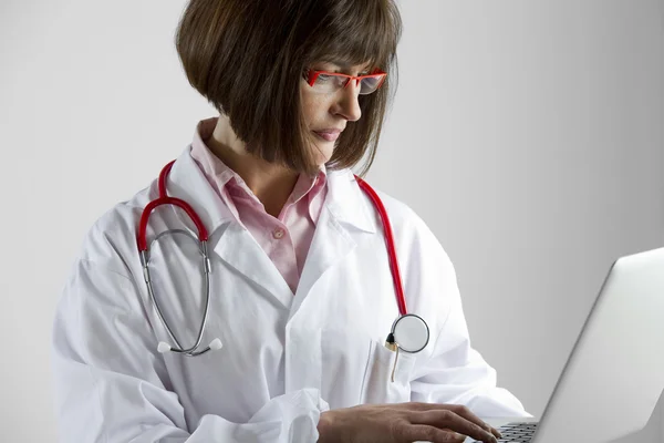 Doctora con portátil — Foto de Stock