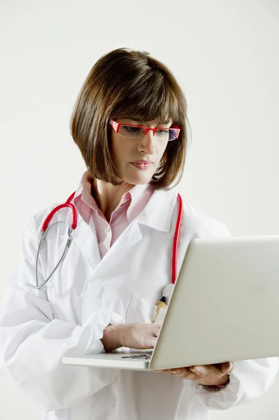 Vrouwelijke arts met laptop — Stockfoto
