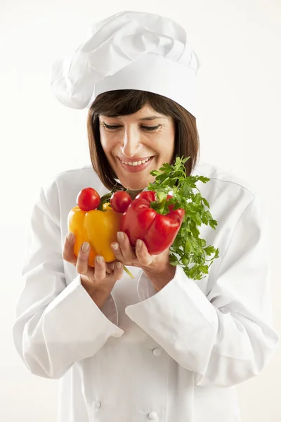 Весела жінка шеф з овочами — стокове фото