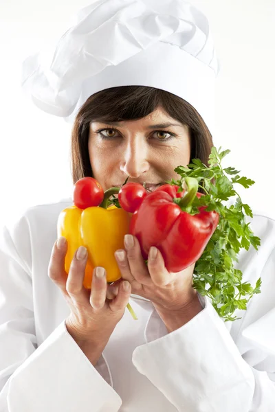Chef féminine joyeuse avec des légumes — Photo